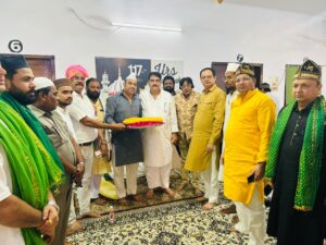 Social workers and journalists presented the sheet of Aqidat at Dada Mian's Dargah.