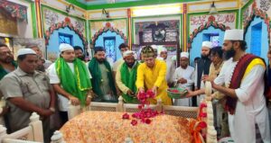 Social workers and journalists presented the sheet of Aqidat at Dada Mian's Dargah. 