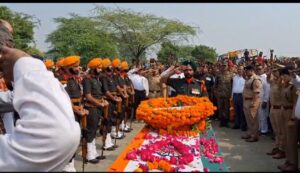 शहीद अग्नि वीर की अंतिम यात्रा में सैकड़ों लोगों की भीड़ जुटी। पिता ने मुखाग्नि दी, सभी की आंखें नम हुईं। राजकीय सम्मान से विदाई।