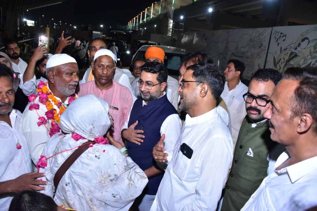 राज्य मंत्री दानिश आज़ाद अंसारी ने लौटे हज यात्रियों का भव्य स्वागत किया।
