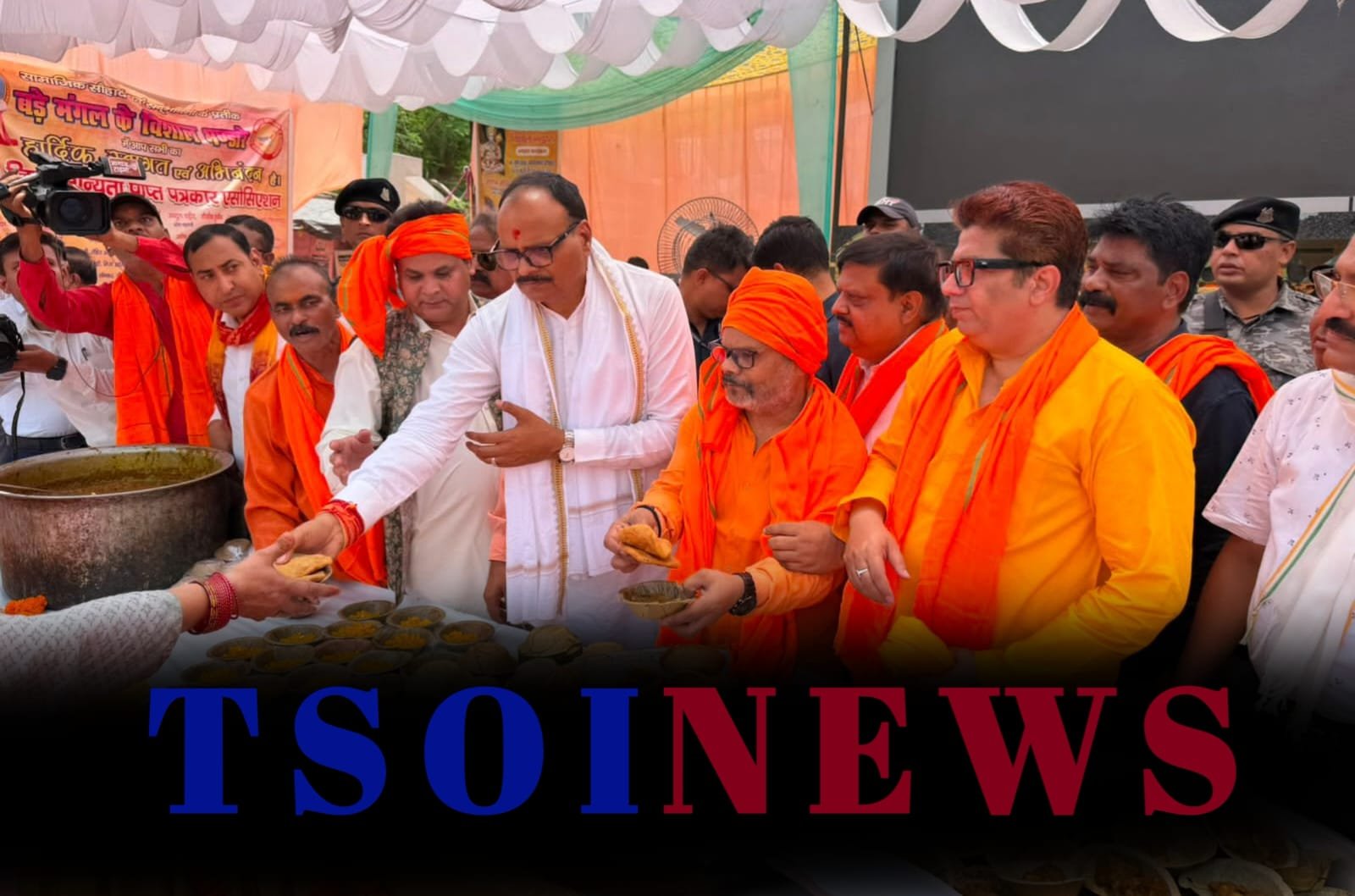 Mass feast becomes an inspiring example of Hindu-Muslim unity in Uttar Pradesh.