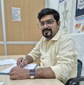 डॉ. ओमजी तिवारी एक फिजियोथेरेपिस्ट हैं जोकि गोयल आयुर्वेदिक मेडिकल कॉलेज में कार्यरत हैं