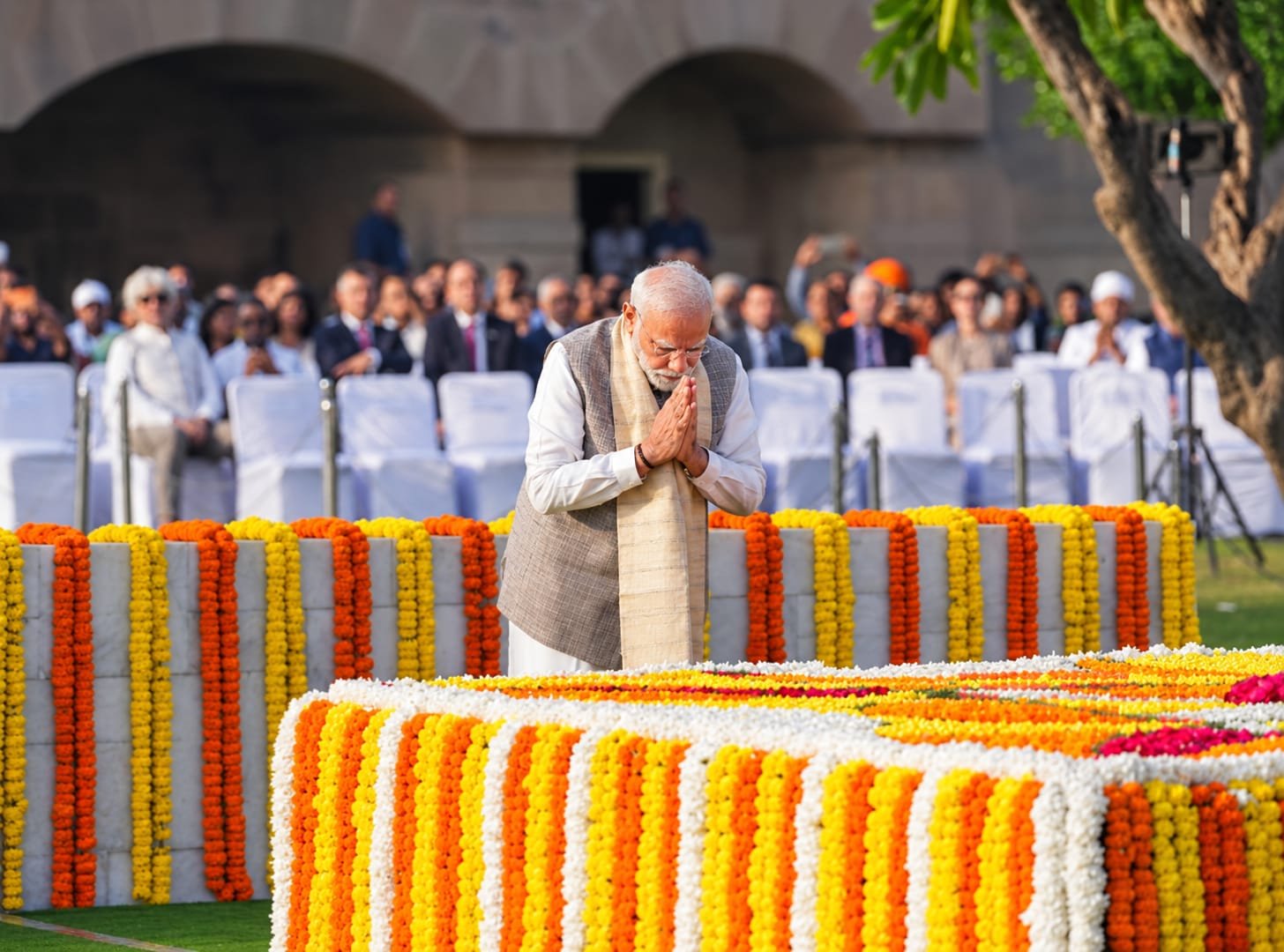 PM Modi pays tribute to Bapu on Gandhi Jayanti.
